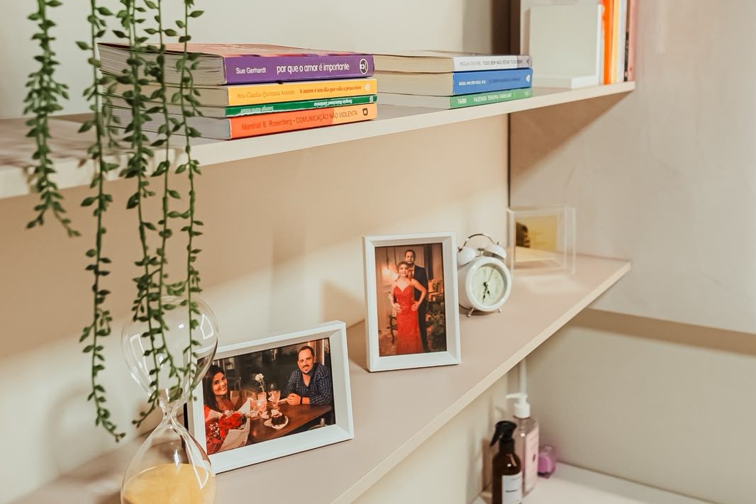 Estante do consultório com livros de psicologia