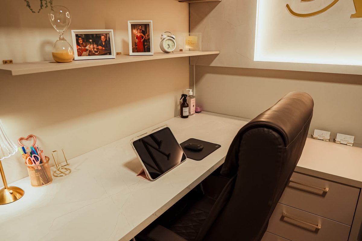 Mesa do consultório com tablet para os atendimentos online
